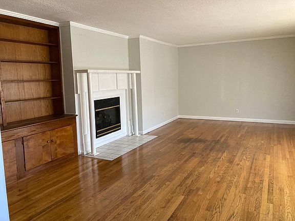 Living room
Non-working fireplace