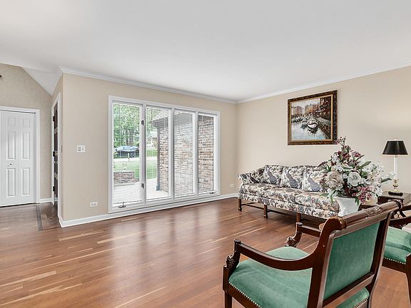 4th image of 23W079 Mulberry Ln