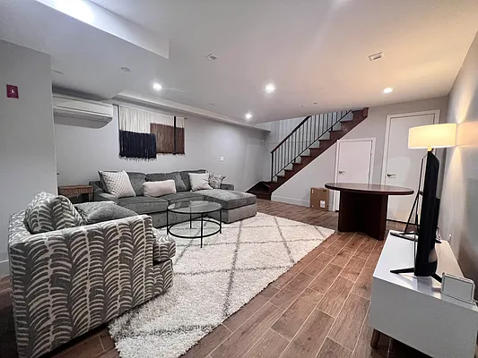 Rented by ERNY LLC | media 9