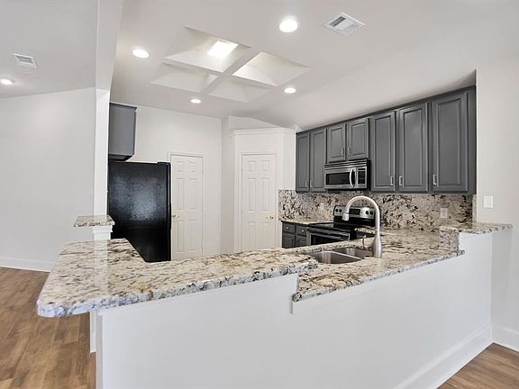 3rd image of 2806 Saratoga Dr