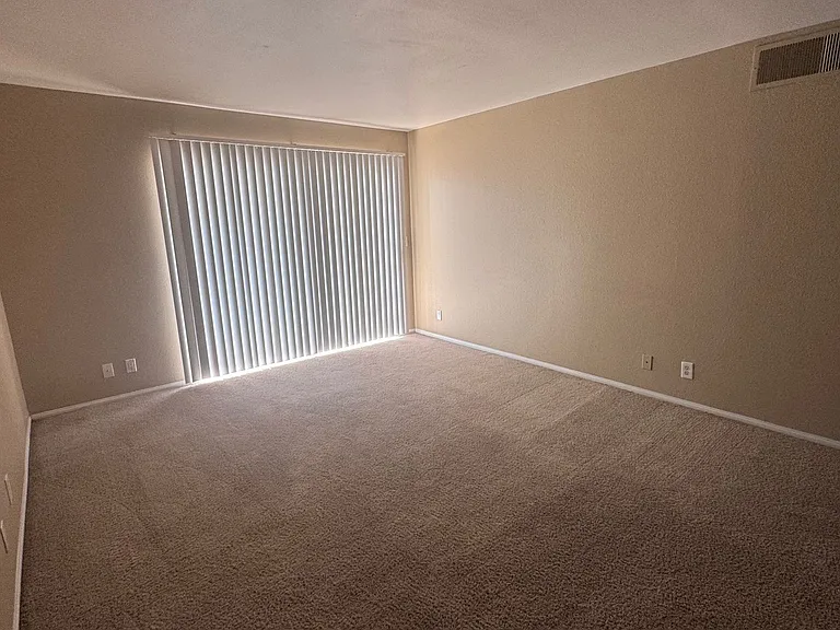 Valencia Apartments — Photo 134