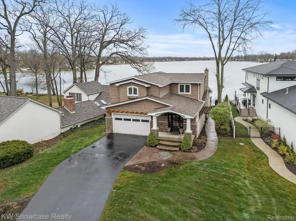 9143 Longcroft Dr, White Lake, MI 48386
