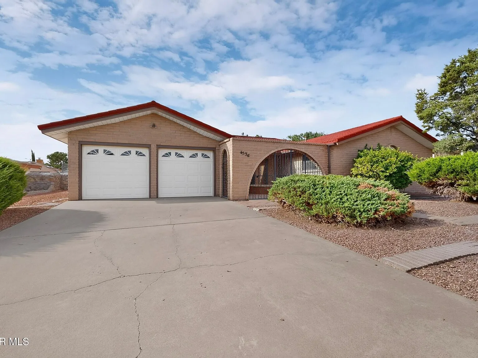 3 bed, 2.0 bath, 2267 sqft, $2,050 — Photo 4