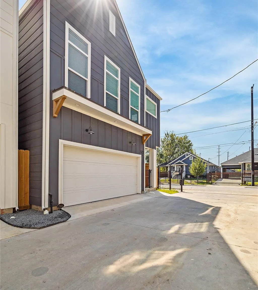 3 bed, 2.5 bath, 1765 sqft, $2,200 — Photo 1