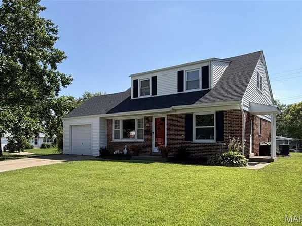 15 Blackberry Dr, Saint Charles, MO 63301