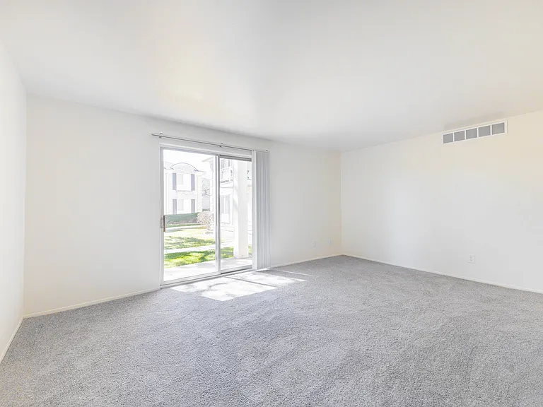 Knollwood Village Apartments — Photo 31