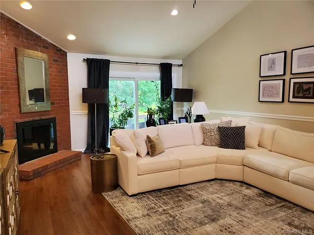91 Duck Pond Dr — Photo 5