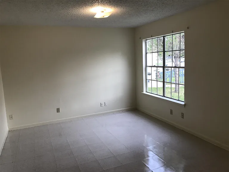 1025 Sutton Dr — Photo 8