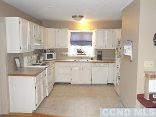 Very nice K w/abundant cabinetry.