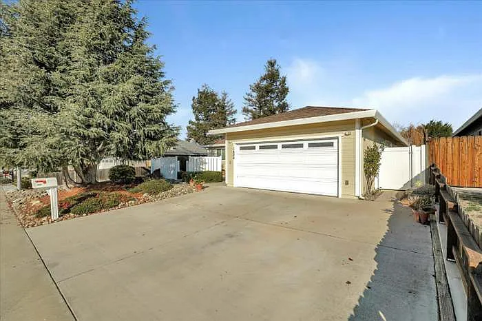 1624 Sausalito Dr — Photo 2