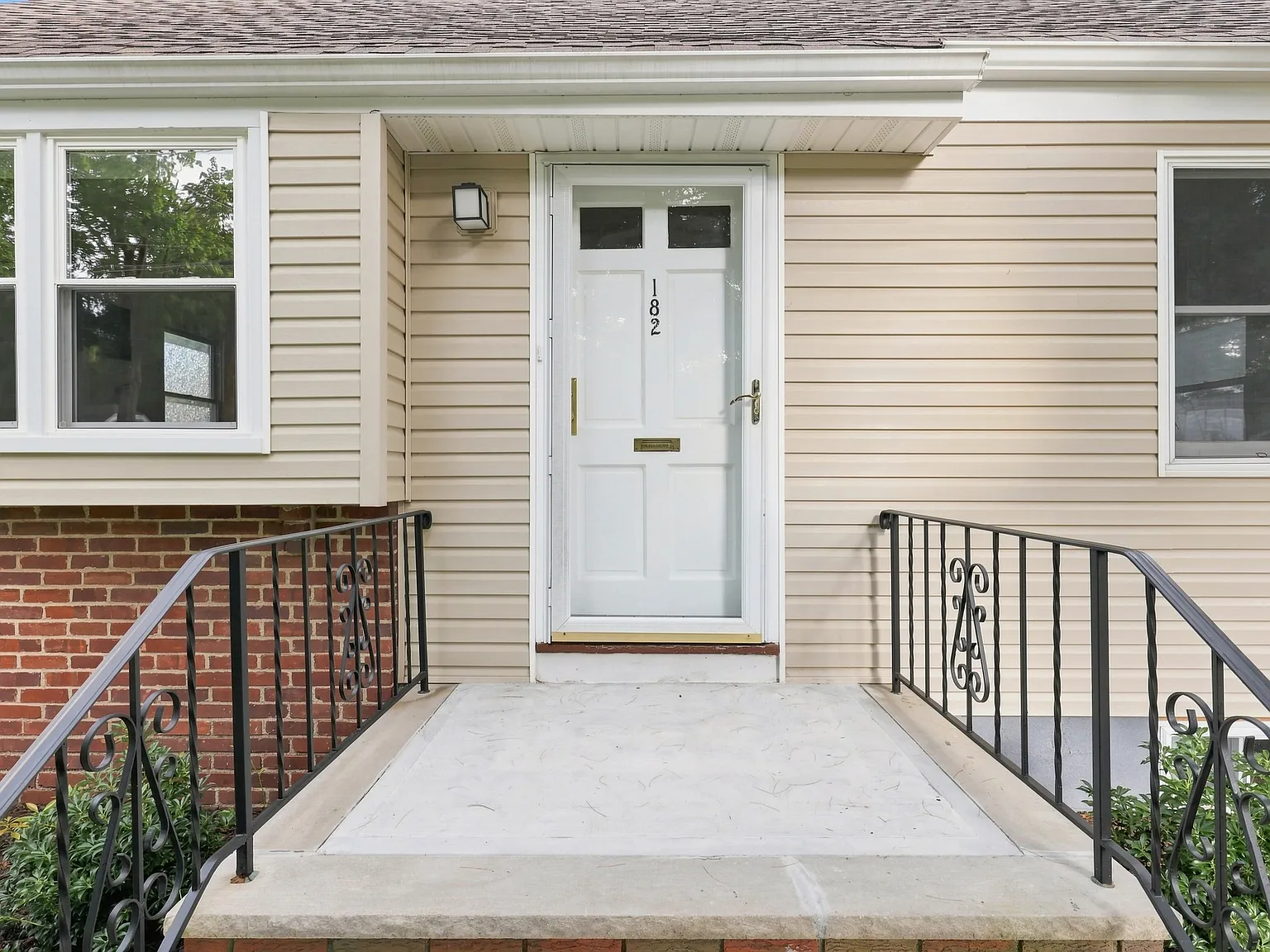 4 bed, 1636 sqft, $5,800 — Photo 3