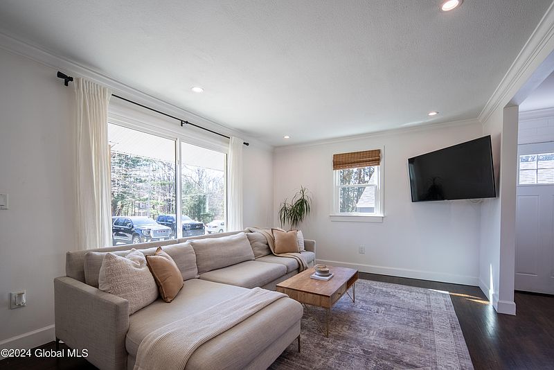 5th image of 1555 Crescent Road