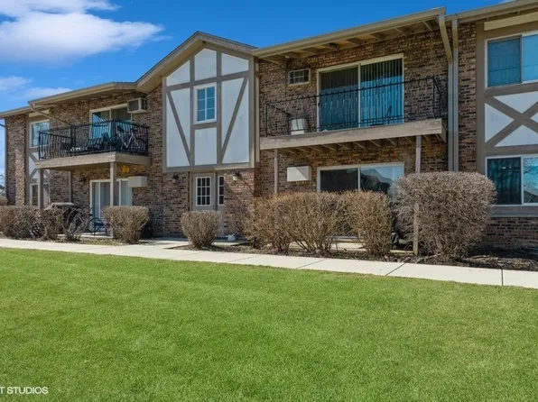 16W486 Lake Dr APT 7-103, Willowbrook, IL 60527