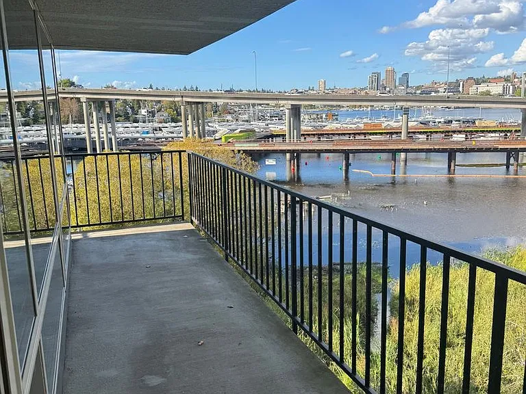 Four Seasons - 1 Bedroom Units available with amazing views by the water. Parking spots available! — Photo 4