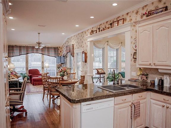 5th image of 131 Saint Andrews Cir