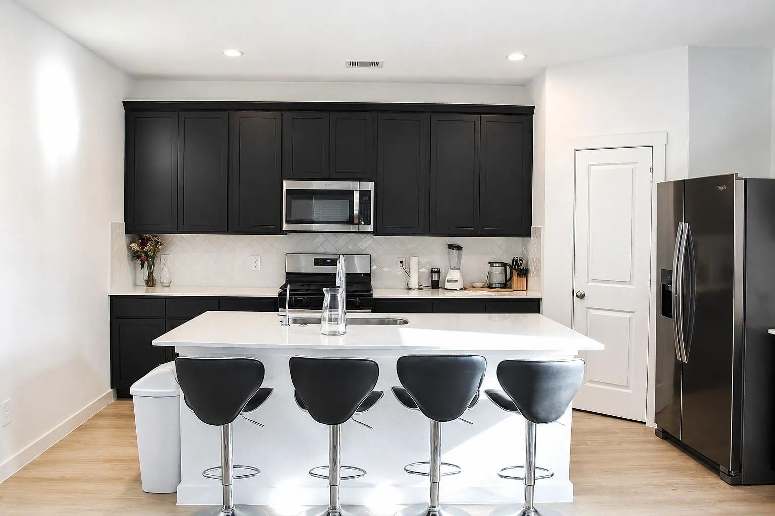 4 bed, 2.5 bath, 2426 sqft, $2,500 — Photo 4
