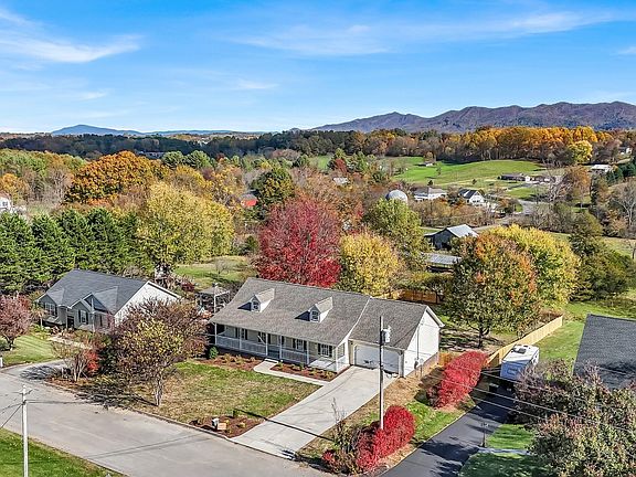 5th image of 127 Hazelnut Dr