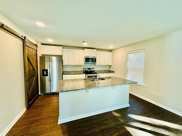 651 Hogan Dr — Photo 3
