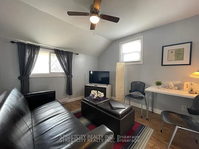 1071.5 Florence St — Photo 2