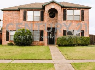 301 Sandlewood Ln, Cedar Hill, TX 75104