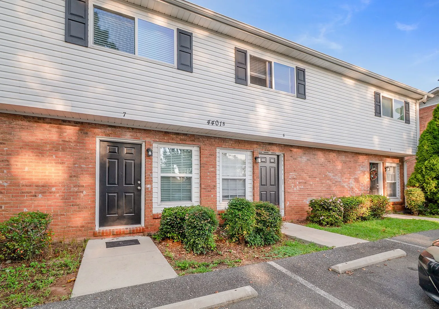 2 bedroom 1.5 bathroom townhouse — Photo 1
