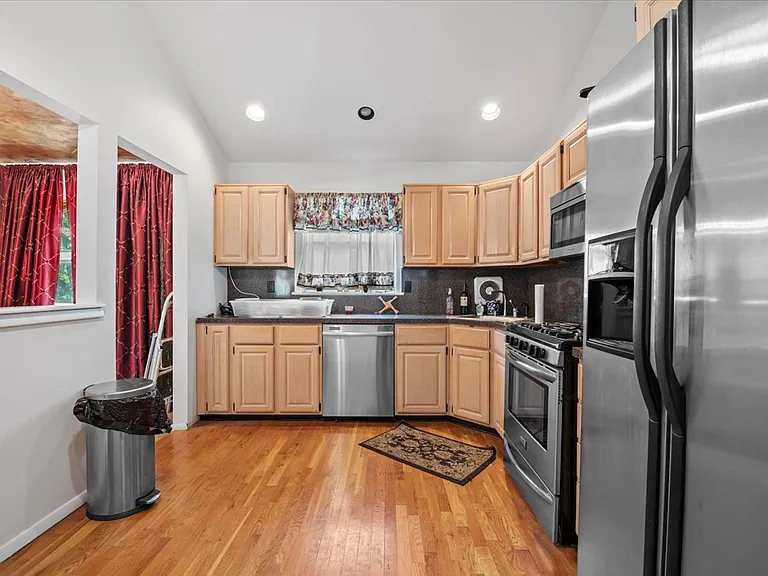 13 N Peach St — Photo 4