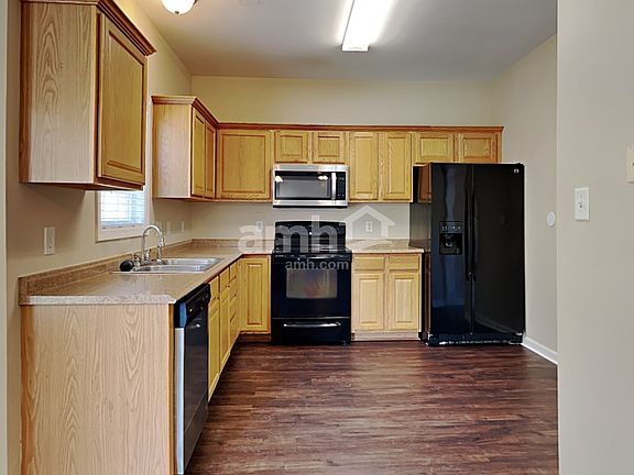 3rd image of 661 Hay River St