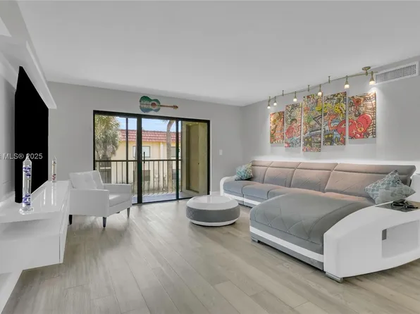 327 Lakeview Dr APT 203, Weston, FL 33326