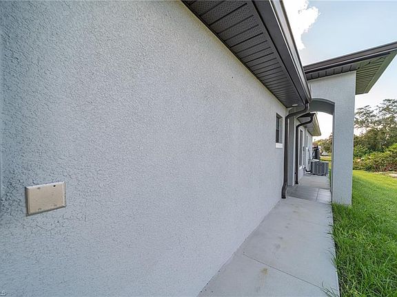 4th image of 312 Gilbert Ave S