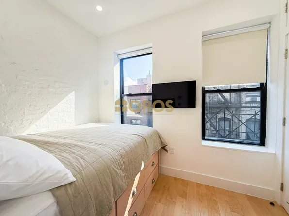 322 E 11th St APT 5, New York, NY 10003