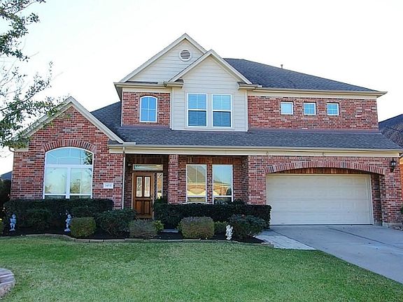 View of front of home on culdesac...