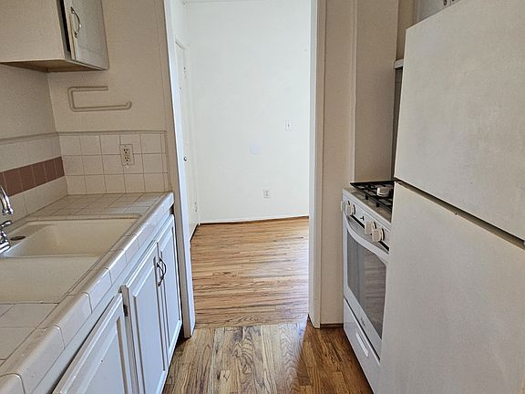 3rd image of 20 Rose Ave
