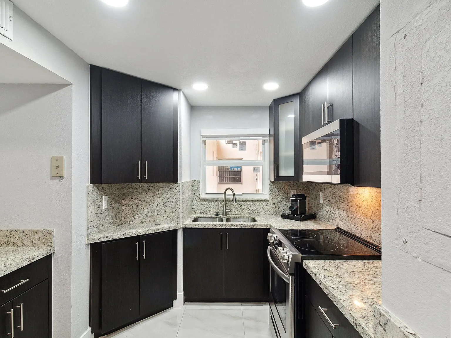 2 bed, 968 sqft, $2,280 — Photo 2