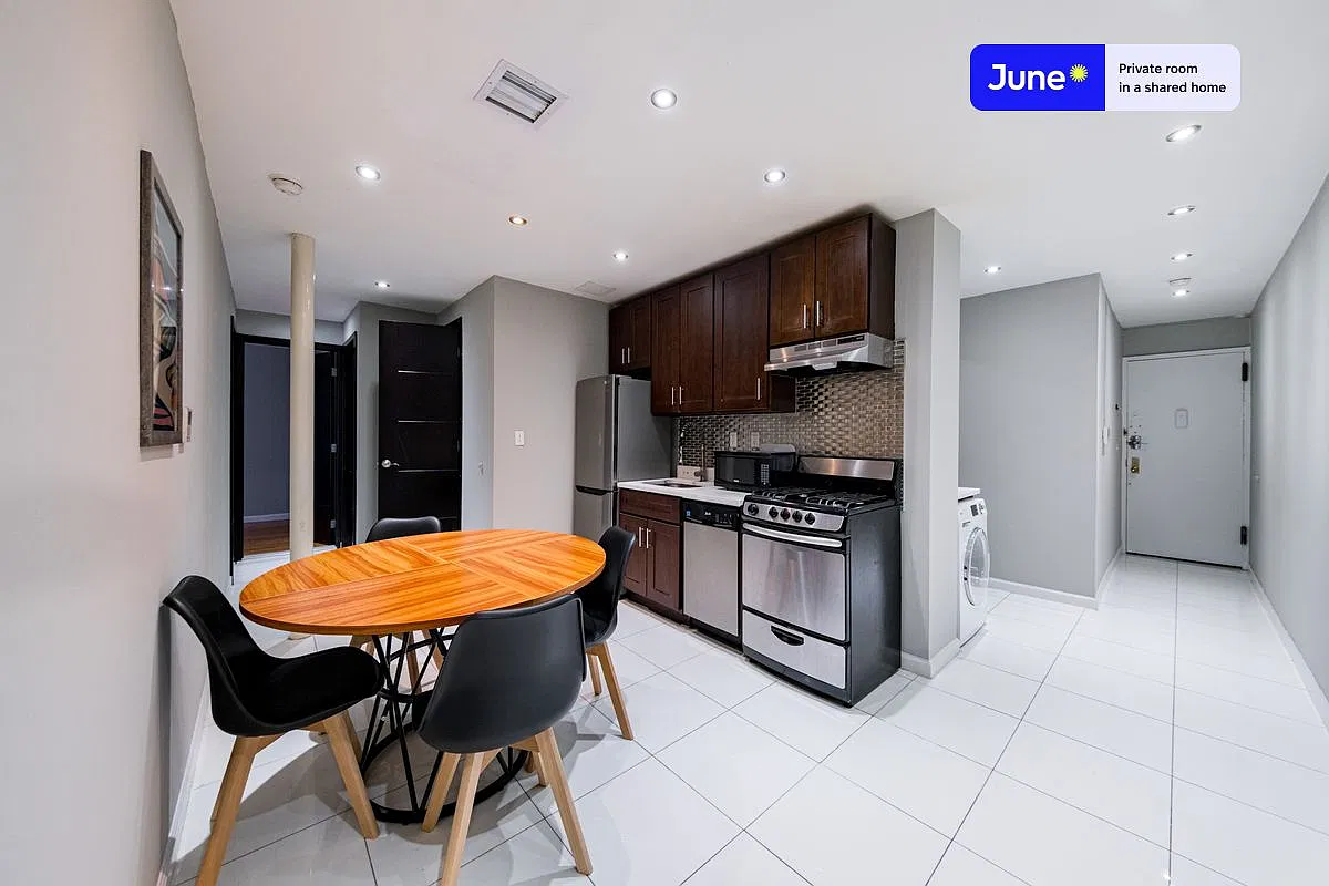 Full bedroom in 4 bed/2 bath home in Upper West Side #1827 D — Photo 4