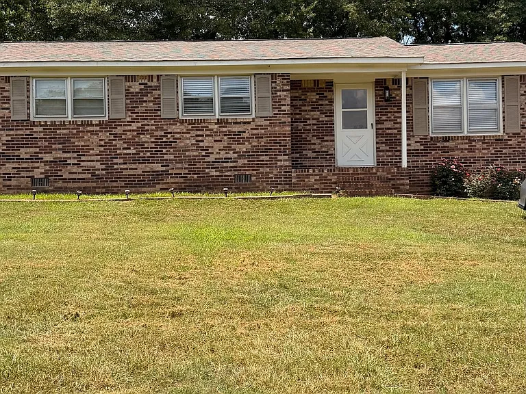 111 Hunter Dr — Photo 2