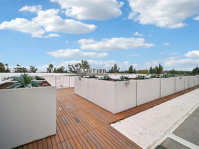 Bermuda Court — Photo 19