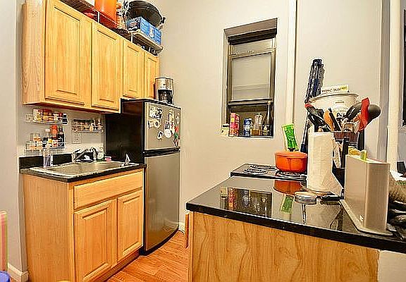2nd image of 236 Mulberry St Frnt A