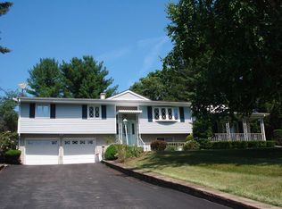 11 Wagon Wheel Rd, Poughkeepsie, NY 12601