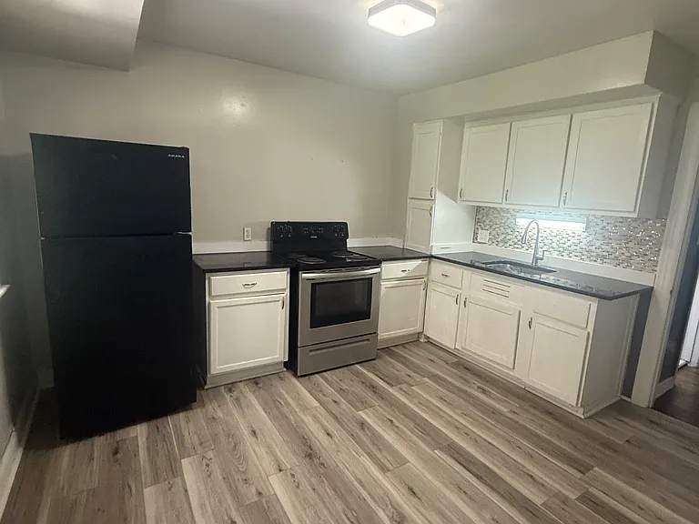 735 E 254th St — Photo 5
