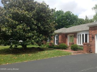 11207 Darlington Pl, Douglass Hills, KY 40243