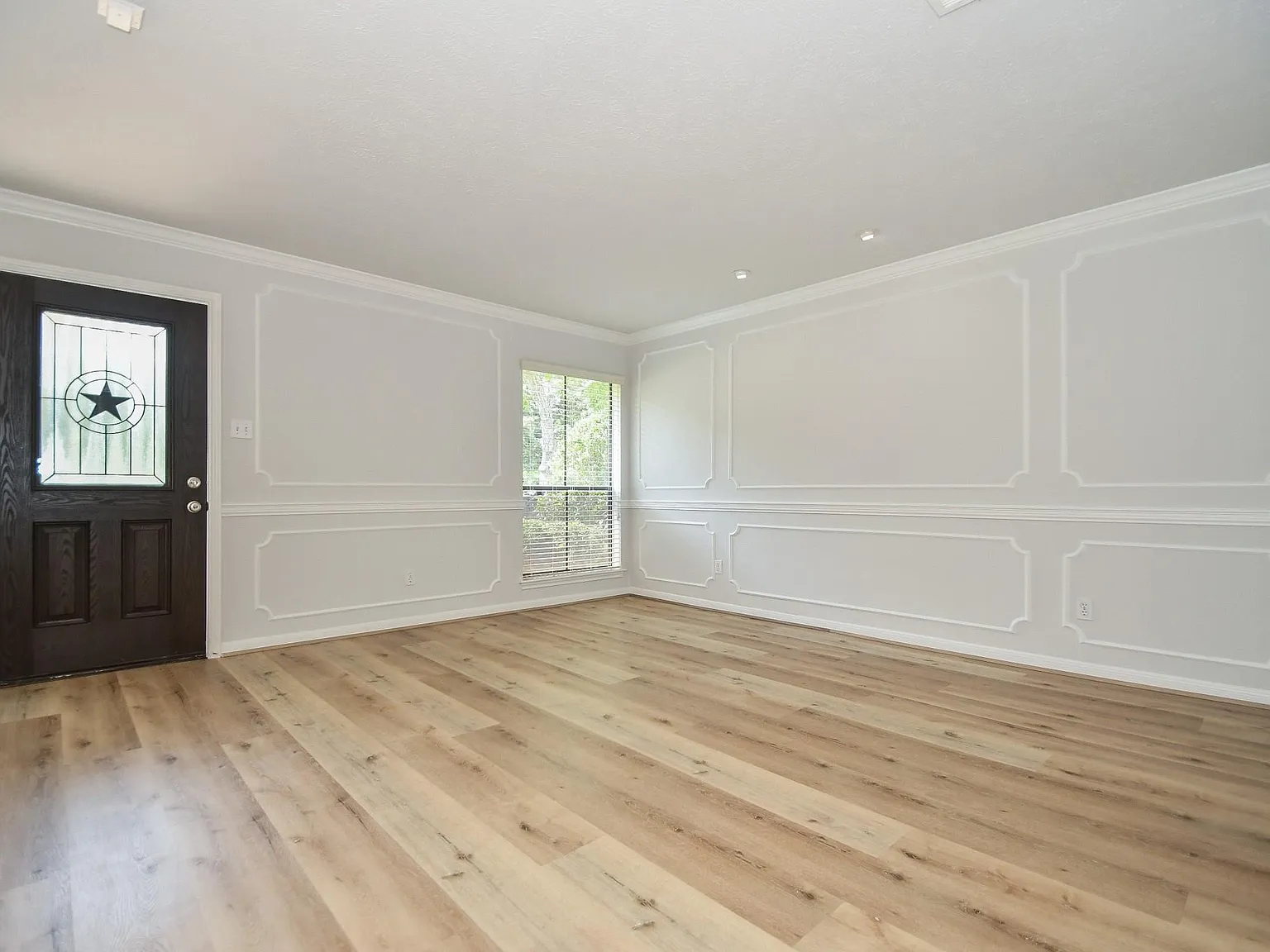 4 bed, 2.5 bath, 2406 sqft, $2,750 — Photo 2
