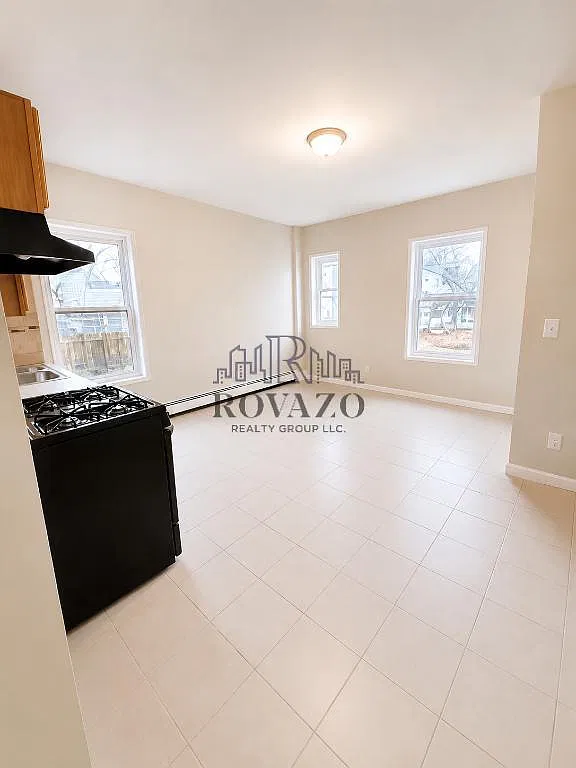 3 bed, 800 sqft, $2,095 — Photo 2