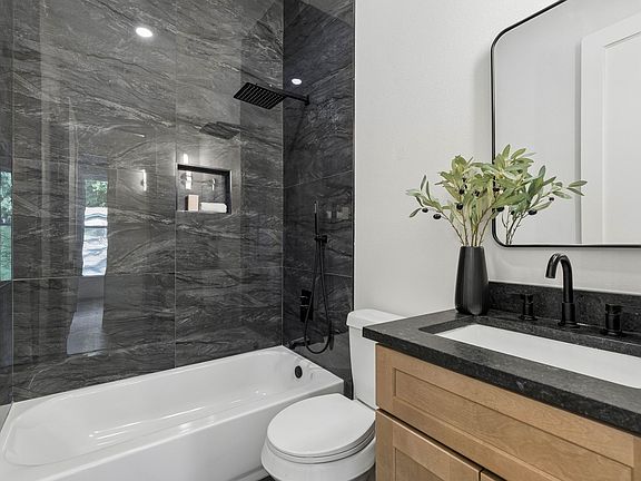 5th image of 202 Rosa St