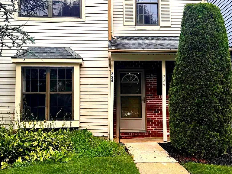 224 Crown Prince Dr — Photo 1