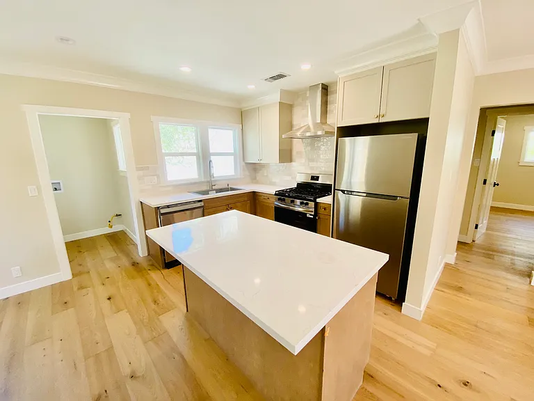 673 Mira Mar Ave — Photo 8