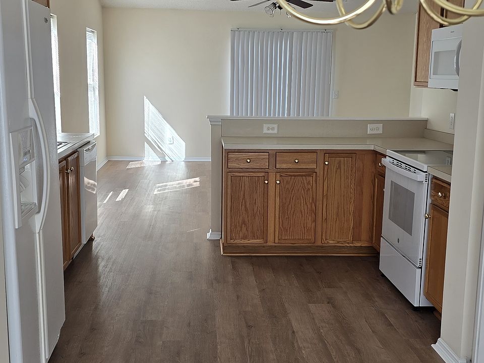 2nd image of 921 Bur Oak Ct