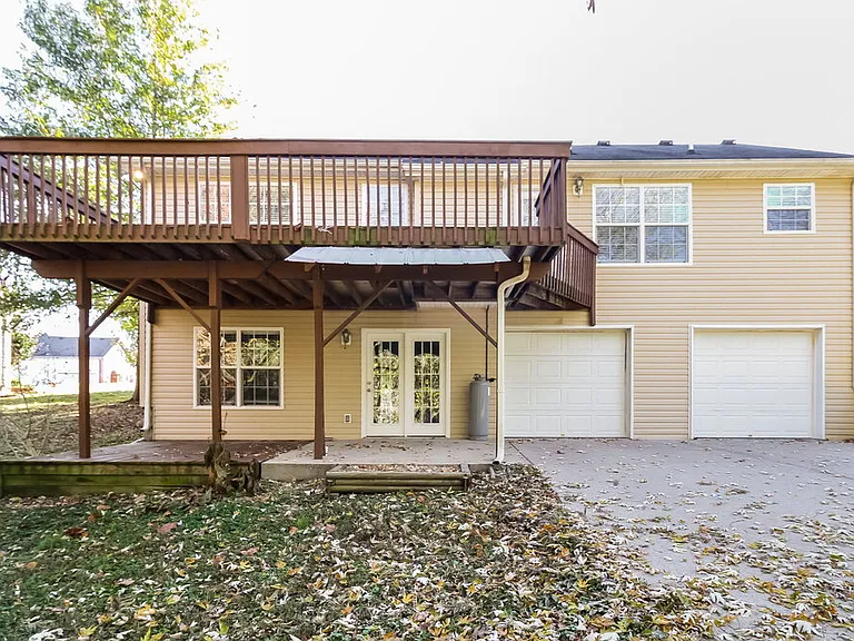 1126 Poplar Hollow Rd — Photo 17