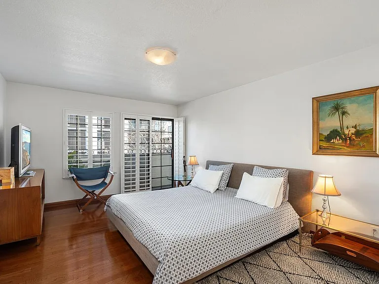 Master bedroom with king bed,
high end memory foam mattress.
Plantation shutters
