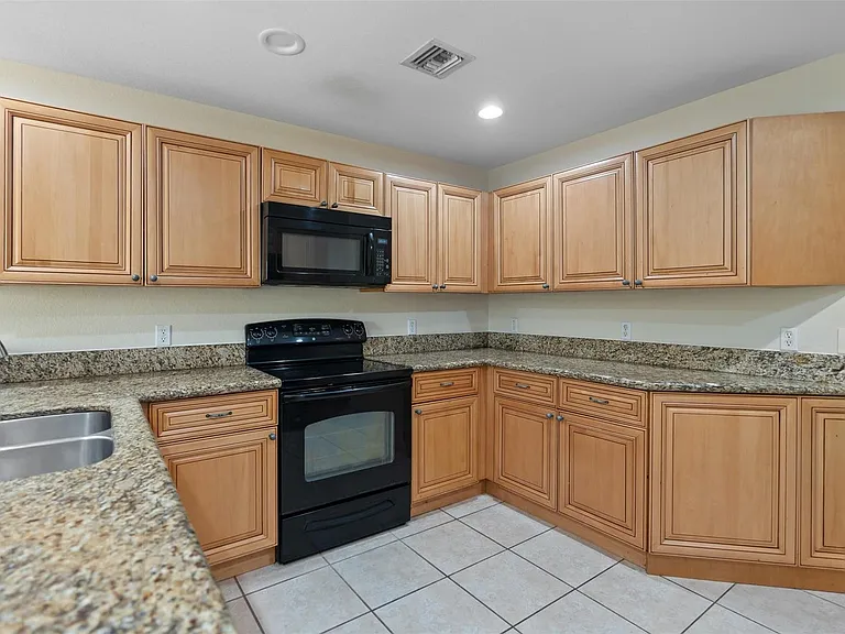 6094 Live Oak Ct #B — Photo 33