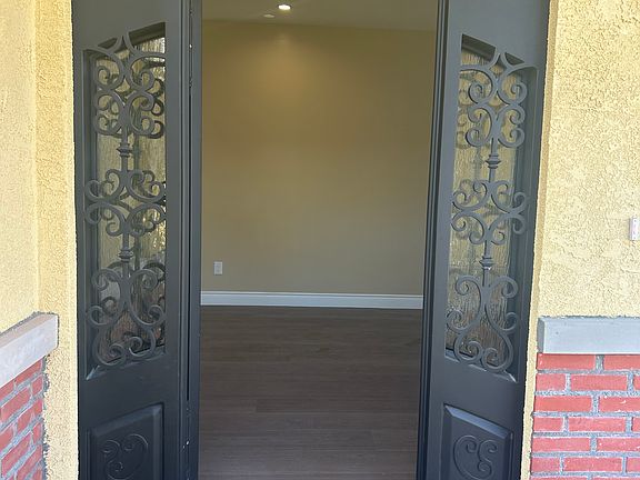 3rd image of 424 N La Breda Ave